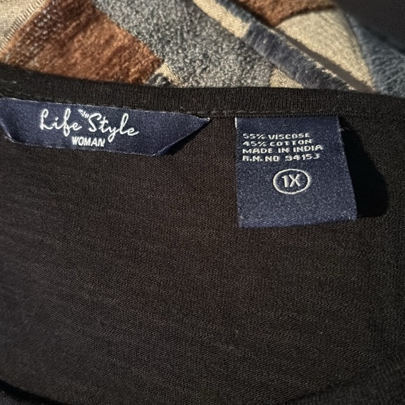 Life & Style Woman black top with leopard print handkerchief sleeves - Picture 3 of 4